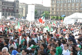 Hàng nghìn cổ động viên Mexico đã tập trung tại fanzone ở quảng trường lịch sử Zocalo. (Ảnh: Việt Hùng/Vietnam+)