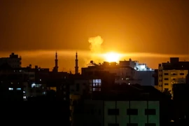 Khói bốc lên sau các cuộc không kích của Israel xuống dải Gaza. (Nguồn: THX/TTXVN)