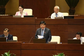 Bộ trưởng Bộ Kế hoạch và Đầu tư Nguyễn Chí Dũng báo cáo làm rõ vấn đề đại biểu Quốc hội nêu. Ảnh: Dương Giang - TTXVN