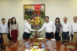Tổng giám đốc TTXVN Nguyễn Đức Lợi tiếp Đoàn đại biểu Đảng ủy Khối các cơ quan Trung ương do ông Sơn Minh Thắng, Ủy viên Trung ương Đảng, Bí thư Đảng ủy Khối các cơ quan Trung ương đến tặng hoa chúc mừng. (Ảnh: Văn Điệp/TTXVN)