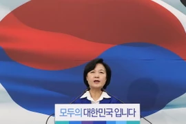 Lãnh đạo đảng Dân chủ Choo Mi-ae tại cuộc họp báo ở Seoul. (Nguồn: EPA/TTXVN)