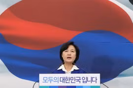 Lãnh đạo đảng Dân chủ Choo Mi-ae tại cuộc họp báo ở Seoul. (Nguồn: EPA/TTXVN)