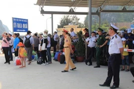 Khách bắt đầu được đón vào đất liền sau nhiều ngày trên đảo. (Ảnh: Trung Nguyên/TTXVN)