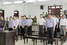 Các bị cáo nghe thẩm phán đọc bản tuyên án luận tội tại phiên sơ thẩm. (Ảnh: Văn Điệp/TTXVN)