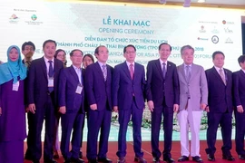 Các thành viên diễn đàn TPO chụp hình lưu niệm. (Ảnh: Gia Thuận/TTXVN)