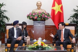 Phó Thủ tướng, Bộ trưởng Bộ Ngoại giao Phạm Bình Minh tiếp Bộ trưởng Quốc phòng Canada Harjit Singh Sajjan. (Ảnh: Lâm Khánh/TTXVN)