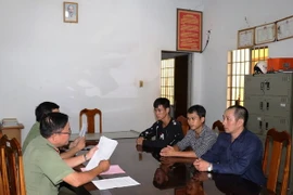 Các đối tượng có hành vi kích động, xúi giục công nhân đình công, biểu tình được Công an huyện Dương Minh Châu, Tây Ninh triệu tập. (Ảnh: Lê Đức Hoảnh/TTXVN)