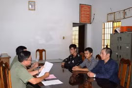 Các đối tượng có hành vi kích động, xúi giục công nhân đình công, biểu tình được Công an huyện Dương Minh Châu, Tây Ninh triệu tập. (Ảnh: Lê Đức Hoảnh/TTXVN)