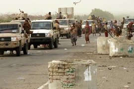 Các lực lượng Chính phủ Yemen tiến vào quận al-Durayhimi của thành phố Hodeida trong chiến dịch giải phóng thành phố này từ phiến quân Houthi. (Nguồn: AFP/TTXVN)