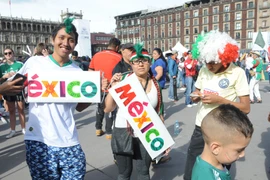 [Photo] Cổ động viên Mexico vỡ òa trong niềm vui chiến thắng