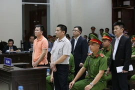 Các bị cáo nghe Hội đồng xét xử tuyên án. (Ảnh: Dương Giang/TTXVN)