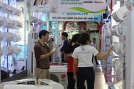 Các sản phẩm bán chạy trong thời điểm nắng nóng chủ yếu là các sản phẩm điều hòa một chiều giá rẻ. (Ảnh: PV/Vietnam+)