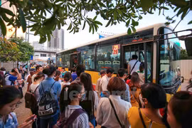 Phụ nữ và trẻ em gái phải đối mặt với nguy cơ bị quấy rối tình dục tại nơi công cộng. (Ảnh minh họa: Minh Sơn/Vietnam+)