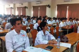 Điều dưỡng viên chuẩn bị làm thủ tục sang làm việc tại Nhật Bản. (Ảnh: Hồng Kiều/Vietnam+)