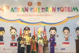 Trao giải cuộc thi vẽ tranh và sáng tác thông điệp về Tầm nhìn ASEAN 2025 tại lễ khai mạc Diễn đàn trẻ em ASEAN. (Ảnh: PV/Vietnam+)