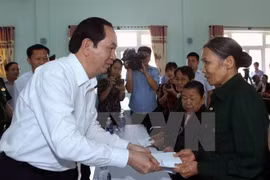 Chủ tịch nước Trần Đại Quang đến thăm, tặng quà cho các đối tượng chính sách đang được chăm sóc, phụng dưỡng tại Trung tâm Điều dưỡng, nuôi dưỡng người có công tỉnh Quảng Nam. (Ảnh: Nhan Sáng/TTXVN)