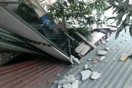 Hiện trường khối bêtông rơi xuống. (Ảnh: PV/Vietnam+)