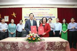 Lễ bàn giao công tác ngành Lao động-Thương binh và Xã hội. (Ảnh: Anh Tuấn/TTXVN)