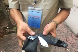 Điện thoại bọc cao su được ném từ ngoài vào phòng thi cho thí sinh và bị rơi vỡ. (Nguồn: Hồng Kiều/Vietnam+)