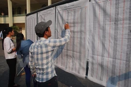 Người lao động dự kỳ thi tiếng Hàn để đi xuất khẩu lao động. (Ảnh: Hồng Kiều/Vietnam+)