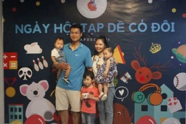 Ngày hội "Tạp dề có Đôi" thu hút nhiều gia đình tham gia. (Ảnh: Hà Như/Vietnam+)