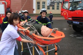 Diễn tập chữa cháy, cứu hộ cứu nạn lao động. (Ảnh: Anh Tuấn/TTXVN)