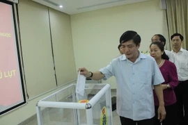 Ông Bùi Văn Cường phát động ủng hộ đồng bào miền Trung. (Ảnh: PV/Vietnam+)