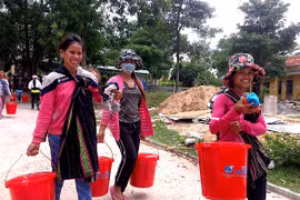 Phụ nữ tỉnh Gia Lai nhận các bộ dụng cụ vệ sinh miến phí. (Ảnh: UN Women)