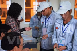 Lao động Việt Nam làm thủ tục sang Hàn Quốc làm việc. (Ảnh: PV/Vietnam+)
