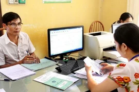 Giải quyết chính sách bảo hiểm xã hội cho người lao động.(Ảnh: Dương Ngọc/TTXVN)