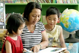 Trẻ em lang thang được hỗ trợ học tập. (Ảnh minh họa: TTXVN)