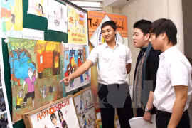 Học sinh tìm hiểu cách phòng chống bạo lực gia đình qua tranh ảnh. (Ảnh minh họa: Trần Lê Lâm/TTXVN)