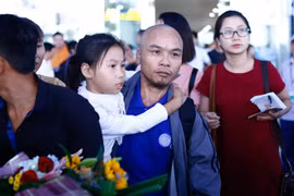 Thuyền viên Nguyễn Văn Xuân trở về sân bay Nội Bài ngày 25/10. (Ảnh: Minh Chiến/Vietnam+)