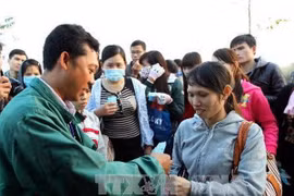 Tặng vé xe cho công nhân về quê ăn tết. (Ảnh minh họa: TTXVN)