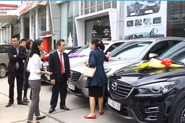 Doanh nghiệp thưởng Tết bằng ôtô tiền tỷ cho nhân viên. (Ảnh: PV/Vietnam+)