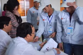 Lao động Việt Nam làm thủ tục sang Hàn Quốc. (Ảnh: Hồng Kiều/Vietnam+)