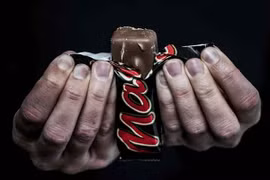 Sản phẩm chocolate Mars được bày bán tại một cửa hàng ở Lyon, miền Đông nước Pháp ngày 23/2. (Ảnh: AFP/TTXVN)