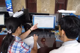 Doanh nghiệp tìm hiểu giao dịch bảo hiểm xã hội điện tử. (Ảnh minh họa: Phương Vy/TTXVN)