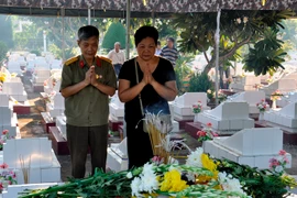 Những người bạn không quản ngại khó khăn để "tìm bạn về." (Ảnh: Nhóm Tìm bạn về)