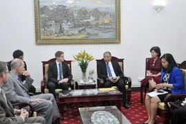 Thứ trưởng Doãn Mậu Diệp tiếp Đoàn Bộ Lao động Hoa Kỳ trước phiên đối thoại. (Ảnh: Bộ Lao động-Thương binh và Xã hội)