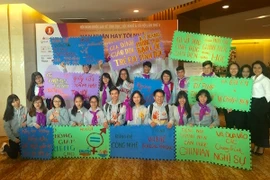 Các bạn sinh viên với những khẩu hiệu, thông điệp tại hội nghị quốc gia về tình dục, sức khỏe và xã hội. (Ảnh: PV/Vietnam+)