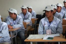 Lao động đang chờ làm thủ tục sang Hàn Quốc. (Ảnh: Hồng Kiều/Vietnam+)
