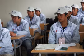 Lao động đang chờ làm thủ tục sang Hàn Quốc. (Ảnh: Hồng Kiều/Vietnam+)