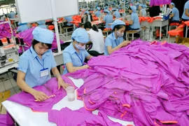 Đa số lao động ngành dệt may hưởng lương cao hơn lương tối thiểu vùng. (Ảnh minh họa: TTXVN)
