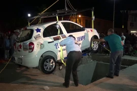 Ban tổ chức sự kiện tiến hành chôn chiếc xe tại thị trấn Ojinaga. (Nguồn: CBS)