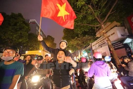 Người dân thủ đô xuống đường mừng chiến thắng của đội U23 Việt Nam. (Ảnh: Lê Minh Sơn)