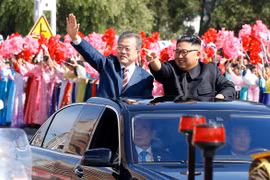 Ông Kim và ông Moon cùng vẫy chào người dân Bình Nhưỡng. (Nguồn: Chosun) 
