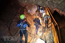 Thợ lặn hải quân Thái Lan tham gia chiến dịch giải cứu các thành viên đội bóng thiếu niên mắc kẹt trong hang Tham Luang ngày 7/7. (Ảnh: AFP/TTXVN)
