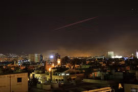 Hình ảnh cho thấy hoạt động không kích của Mỹ và đồng minh nhằm vào Damascus. (Nguồn: AP)
