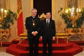 Đại sứ Dương Chí Dũng trình Quốc thư ở Andorra (Ảnh: TTXVN)